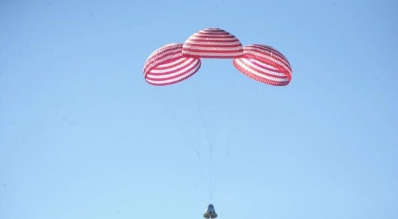 Nó đã hạ cánh thông bằng ba túi khí tại Dongfeng, một khu tự trị ở Nội Mông. Ảnh: The Latest News Ảnh: The Latest News