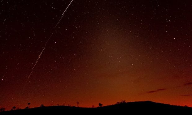 Sự xuất hiện của các vệ tinh trên bầu trời đêm ở Úc. Ảnh: The Guardian Ảnh: The Guardian