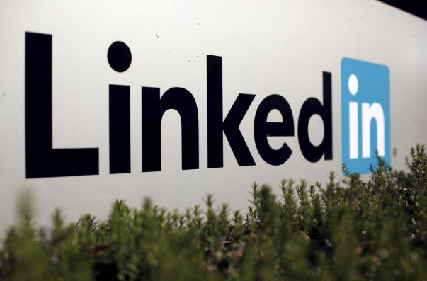 Linkedin là mạng xã hội lớn thứ 3 thế giới chỉ đứng sau Facebook và Twitter được các doanh nghiệp, cá nhân sử dụng với mục đích tuyển dụng hoặc tìm kiếm việc làm, cũng như mở rộng cơ hội kinh doanh. Ảnh: Reuters Ảnh: Reuters