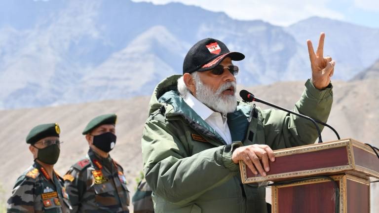 Thủ tướng Ấn Độ Modi đến thăm các binh sĩ tại Ladakh vào ngày 3 tháng 7. Ảnh: Nikkei Asian Review Ảnh: Nikkei Asian Review