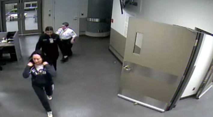 Hình ảnh cho trích từ video được quay trong vài giờ đầu tiên bà Mạnh bị Cơ quan Dịch vụ Biên giới Canada giam giữ (ảnh: CBC).