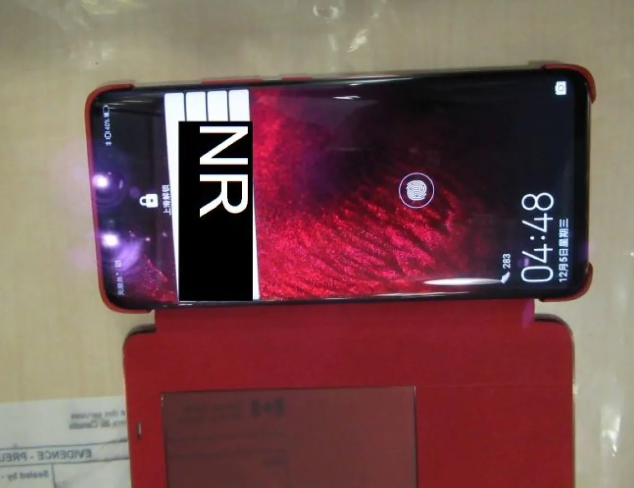 CBSA đã thu giữ điện thoại của Mạnh Vãn Chu khi bà đến Vancouver và sau đó chuyển chúng cho RCMP. Các luật sư của bà khẳng định RCMP đã chia sẻ thông tin kỹ thuật về các thiết bị này với FBI (ảnh: CBC).