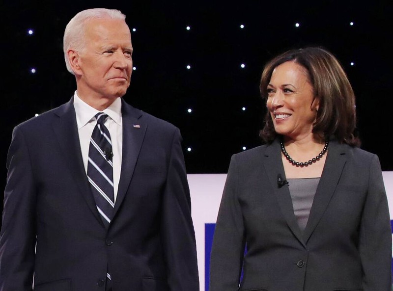 Với chiến thắng này, bà Kamala Harris (ảnh phải) sẽ trở thành Phó tổng thống da màu đầu tiên của Mỹ. Với chiến thắng này, bà Kamala Harris (ảnh phải) sẽ trở thành Phó tổng thống da màu đầu tiên của Mỹ.