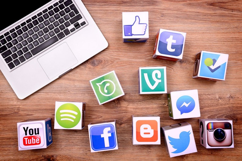 Trước sự phát triển của internet, ngày càng có nhiều phương tiền truyền thông mới xuất hiện đặt ra những thách thức mới đối với lĩnh vực truyền thông. Trước sự phát triển của internet, ngày càng có nhiều phương tiền truyền thông mới xuất hiện đặt ra những thách thức mới đối với lĩnh vực truyền thông.