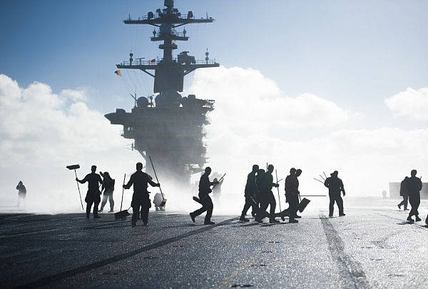 Những hình ảnh đầu tiên của tàu sân bay Mỹ Carl Vinson tại Đà Nẵng - ảnh 12