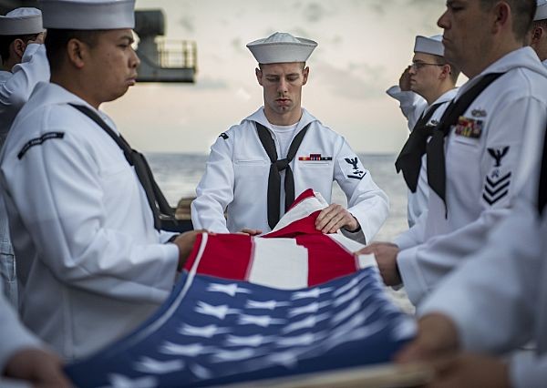 Những hình ảnh đầu tiên của tàu sân bay Mỹ Carl Vinson tại Đà Nẵng - ảnh 19