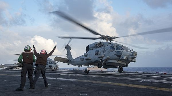 Những hình ảnh đầu tiên của tàu sân bay Mỹ Carl Vinson tại Đà Nẵng - ảnh 14