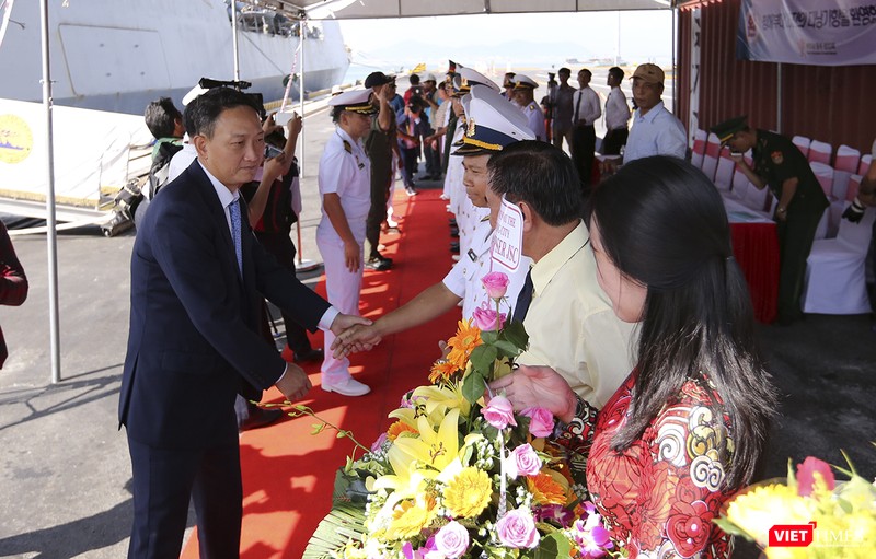Lễ đón tàu được thực hiện tại cầu cảng