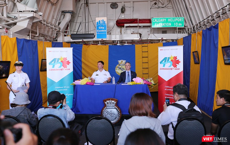 Họp báo nhanh trên tàu nhân chuyến thăm Đà Nẵng Họp báo nhanh trên tàu nhân chuyến thăm Đà Nẵng