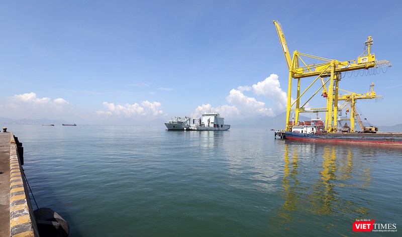 Tàu hậu cần MV Asterix trên vịnh Đà Nẵng