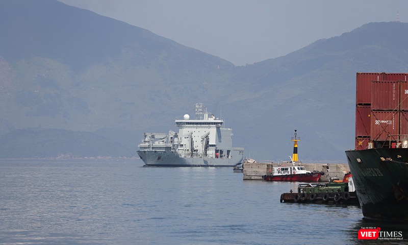 Tiến vào cảng Tiên Sa trong khuôn khổ chuyến thăm hữu nghị Đà Nẵng