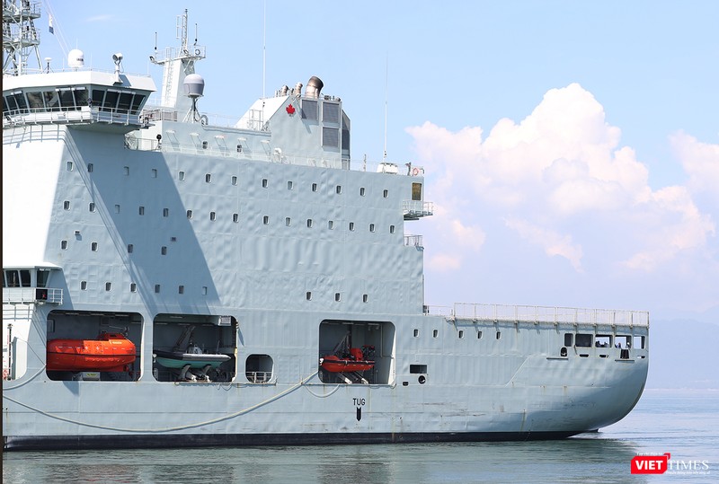 Hệ thống xuồng cứu sinh và sân đỗ máy bay phía đuôi tàu