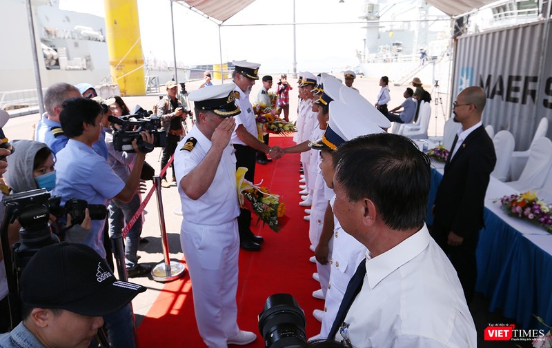 Lễ đón được thực hiện ngay tại cầu cảng Lễ đón được thực hiện ngay tại cầu cảng