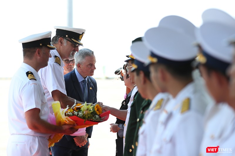 Lễ đón tàu được thực hiện ngay tại cầu Cảng Tiên Sa Lễ đón tàu được thực hiện ngay tại cầu Cảng Tiên Sa
