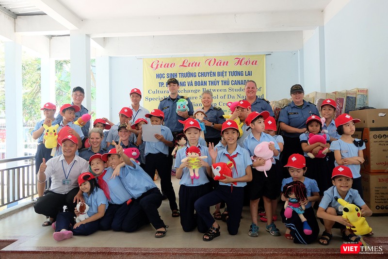 Ngày 28/9, các sĩ quan và thủy thủ tàu HMCS Calgary đã đến thăm các em học sinh Trường chuyên biệt tương lai TP Đà Nẵng