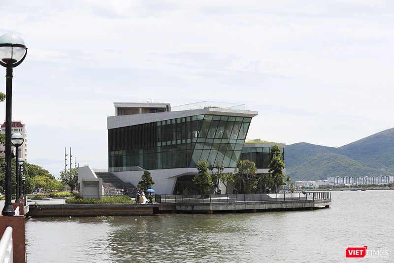 Theo Bí thư Thành ủy Đà Nẵng, TP này sẽ mua lại Dự án nhà hàng, bến du thuyền phía Nam cảng sông Hàn để cải tạo lại cảnh quan kiến trúc làm nơi đặt Ban quản lý Khu thành Điện Hải, nơi thờ phụng; làm trung tâm thông tin du lịch;…phục vụ công cộng.