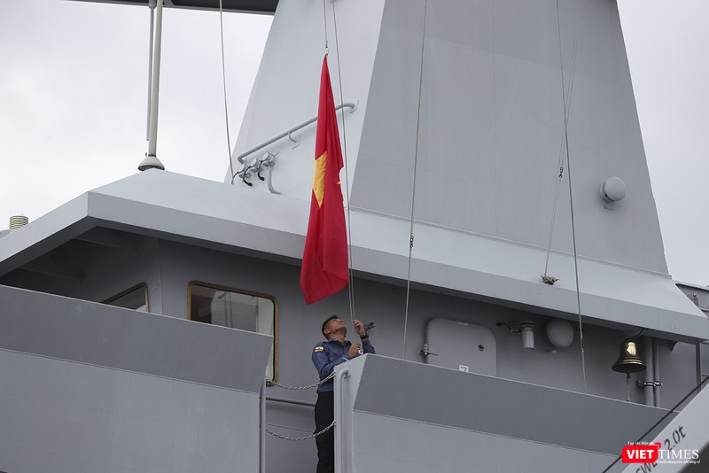 Quốc kỳ Việt Nam được kéo lên trên tàu Quốc kỳ Việt Nam được kéo lên trên tàu