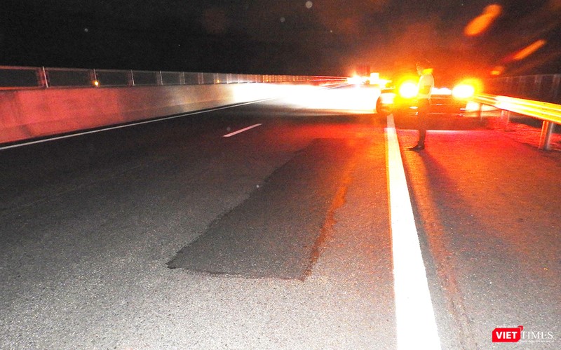 Mới đưa vào sử dụng được hơn 1 tháng, nhưng mặt đường cao tốc Đà Nẵng - Quảng Ngãi đã hư hỏng phải đắp vá Mới đưa vào sử dụng được hơn 1 tháng, nhưng mặt đường cao tốc Đà Nẵng - Quảng Ngãi đã hư hỏng phải đắp vá