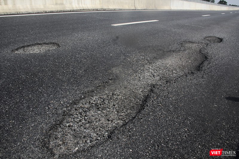 Nhiều hư hỏng xuất hiện trên mặt đường tuyến cao tốc Đà Nẵng - Quảng Ngãi