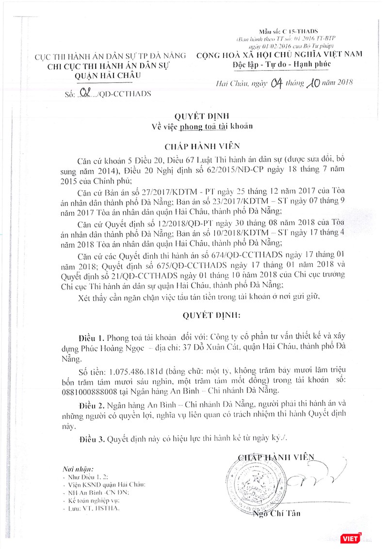 Quyết định số 02/QĐ-CCTHADS ngày 04/10/2018 của Chi cục thi hành án quận Hải Châu yêu cầu ABBank phong tỏa tài khoản của Công ty Phúc Hoàng.