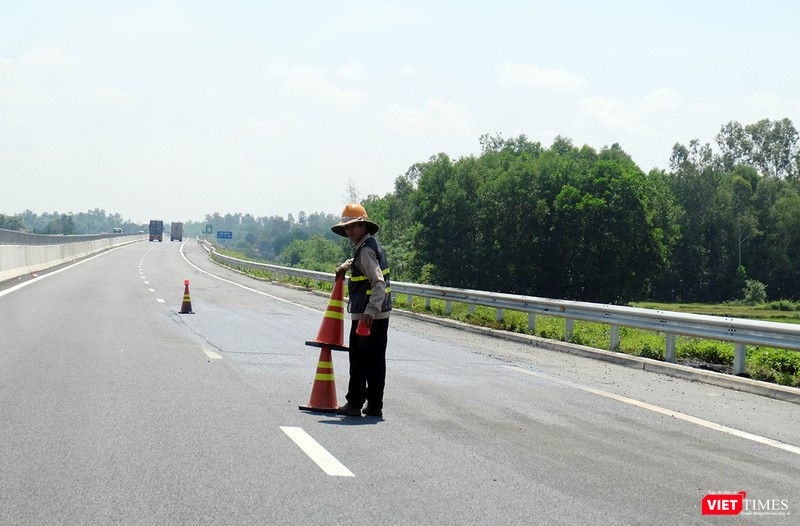 Công nhân thu dọn hiện trường sửa chữa