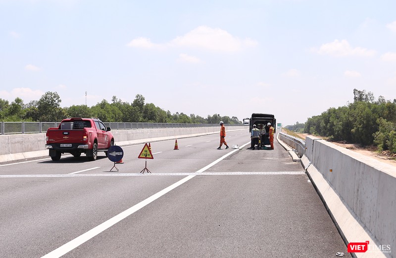 Trên tuyến cao tốc đoạn từ Đà Nẵng đi Quảng Nam và ngược lại, các chốt điều tiết giao thông phục vụ sửa chữa được dựng lên