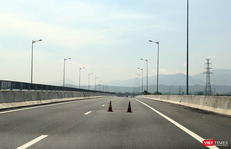 Mặc dù đã được vá xong, nhưng cọc tiêu mềm vẫn chưa được dọn