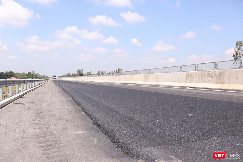 Những vệt vá mặt đường có kích thước lớn hơn