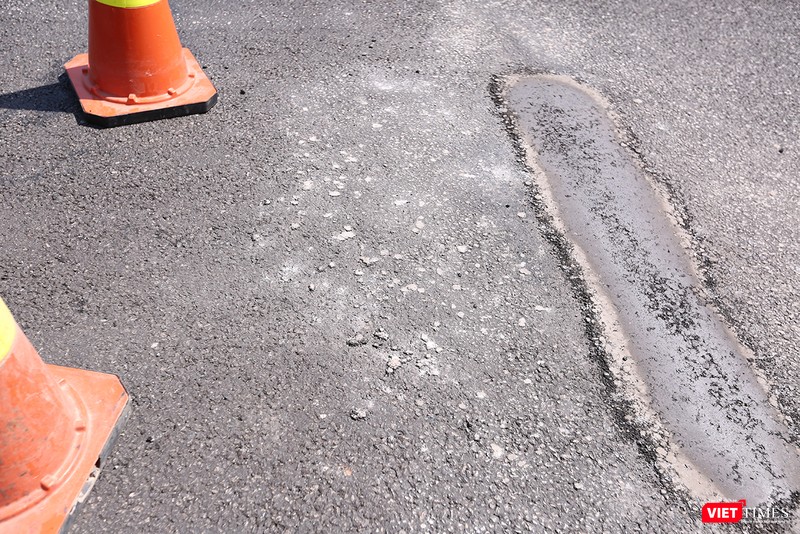 Một miếng vá cục bộ trên mặt đường vừa được thi công xong