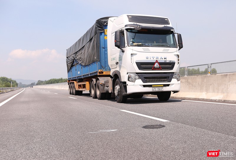 Cùng với đó là những vị trí "ổ gà" cục bộ cũng đã được vá sửa