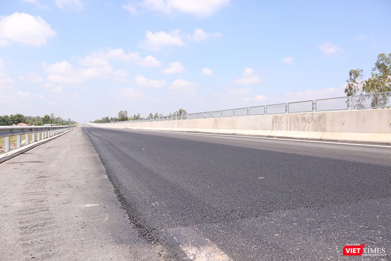 Cận cảnh một miếng vá lớn trên cao tốc Đà Nẵng-Quảng Ngãi