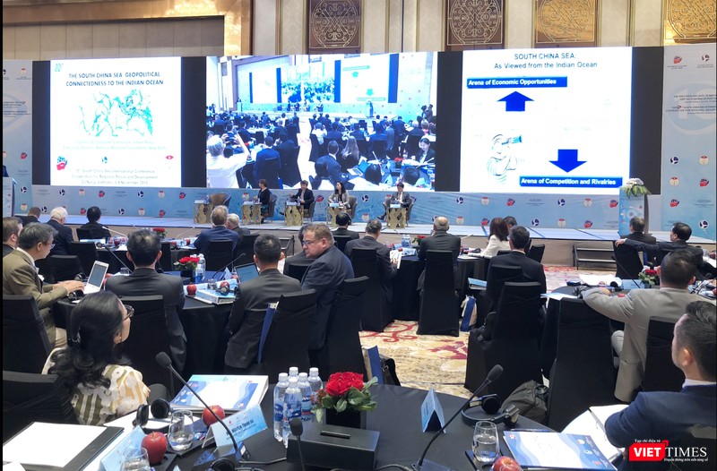 Đánh giá về tình hình tại Biển Đông trong 10 năm qua, các học giả nhất trí cho rằng tranh chấp Biển Đông sau 10 năm đã thay đổi về lượng và chất, ngày càng trở nên phức tạp. Đánh giá về tình hình tại Biển Đông trong 10 năm qua, các học giả nhất trí cho rằng tranh chấp Biển Đông sau 10 năm đã thay đổi về lượng và chất, ngày càng trở nên phức tạp.