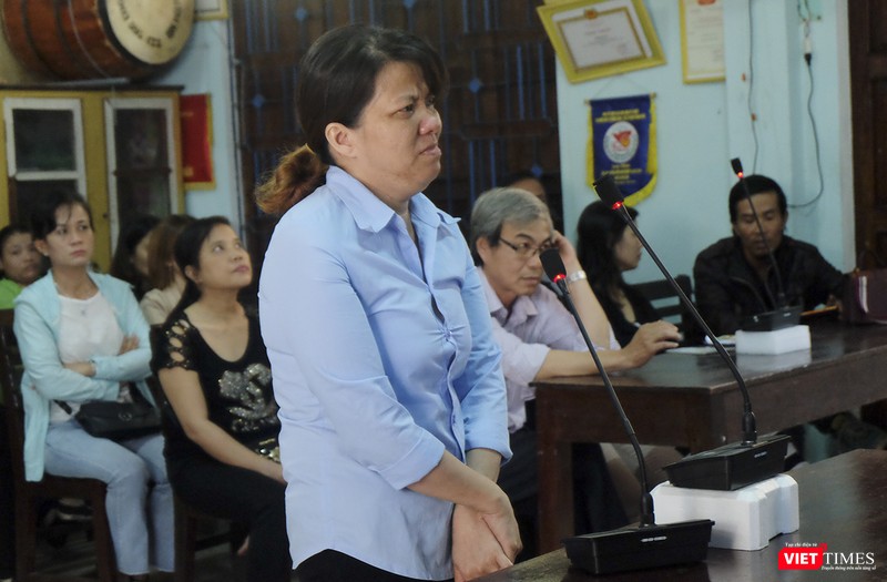 Bị cáo Đinh Thị Hồng, chủ cơ sở nhóm trẻ Mẹ Mười tại tòa Bị cáo Đinh Thị Hồng, chủ cơ sở nhóm trẻ Mẹ Mười tại tòa