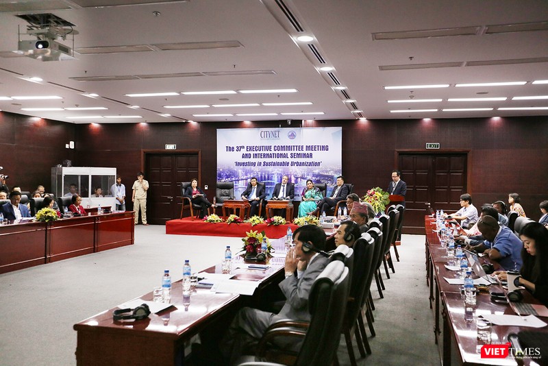 Các đại biểu tham gia trao đổi, chia sẻ các kinh nghiệm trong việc giải quyết các vấn đề liên quan đến phát triển tài chính và đầu tư cơ sở hạ tầng đô thị một cách bền vững, tổng thể