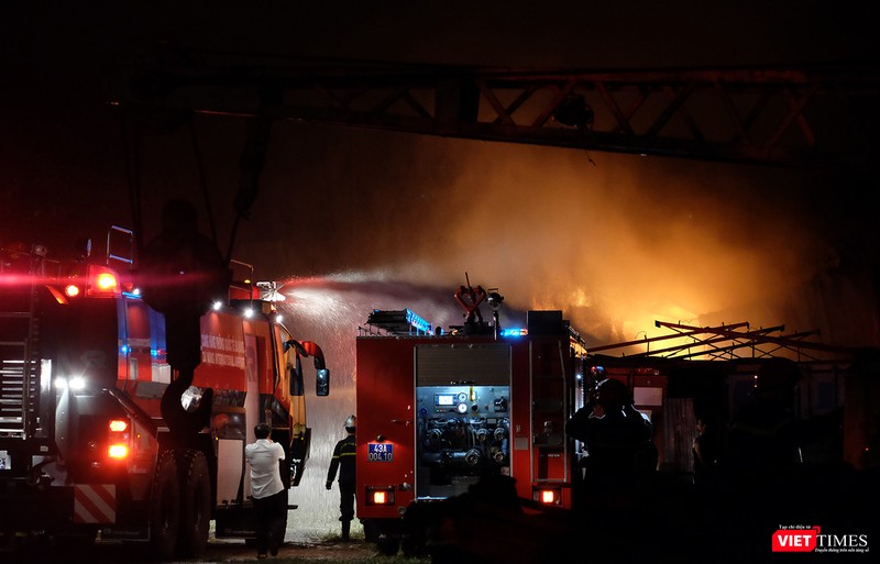 Lực lượng Cảnh sát PCCC nỗ lực dập lửa Lực lượng Cảnh sát PCCC nỗ lực dập lửa