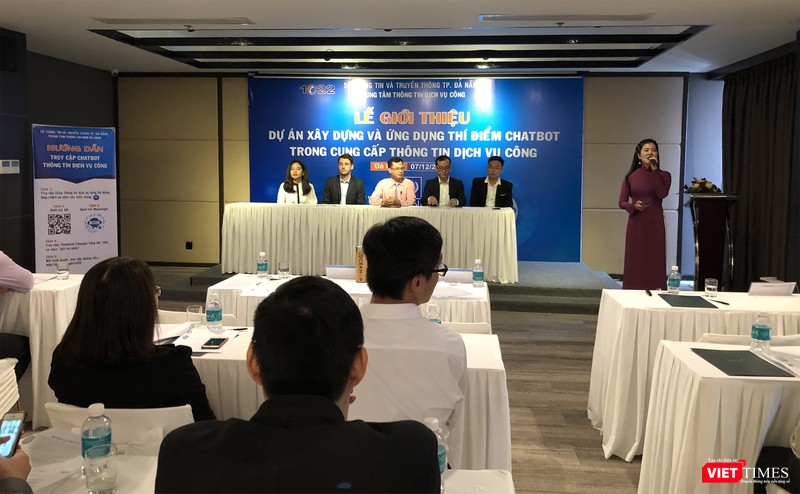 Các bên giải đáp thông tin tại buổi ra mắt và thí điểm ứng dụng Chatbot 1022 tại Đà Nẵng Các bên giải đáp thông tin tại buổi ra mắt và thí điểm ứng dụng Chatbot 1022 tại Đà Nẵng