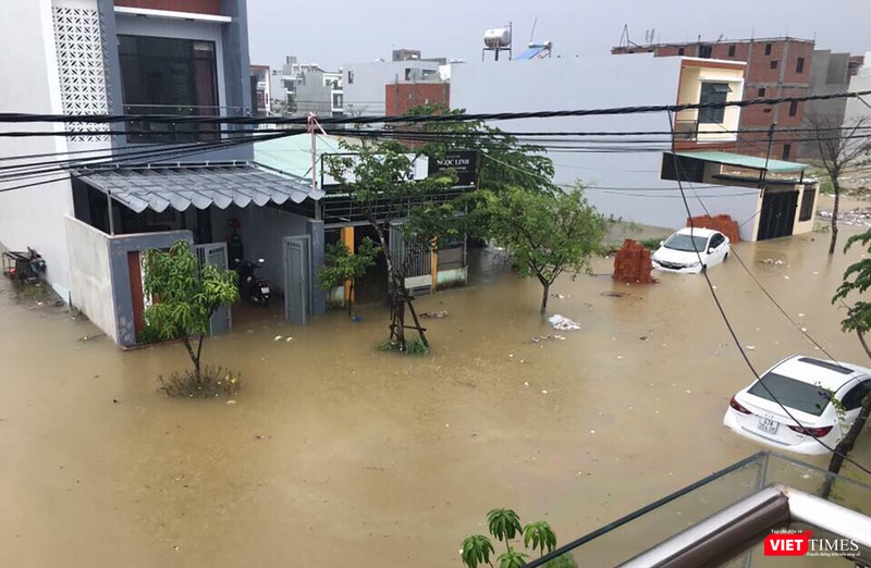 Khu đô thị mới cũng không thoát cảnh ngập úng nặng nề. (Ảnh: CTV) Khu đô thị mới cũng không thoát cảnh ngập úng nặng nề. (Ảnh: CTV)