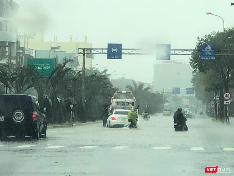 Khu vực đường Nguyễn Hữu Thọ - Cách mạng Tháng Tám trình trạng ngập cũng diễn ra nghiêm trọng. Khu vực đường Nguyễn Hữu Thọ - Cách mạng Tháng Tám trình trạng ngập cũng diễn ra nghiêm trọng.