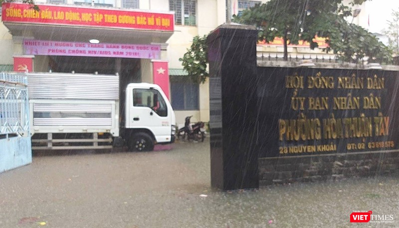 Trụ Sở HĐND phường Hòa Thuận Tây cũng bị nước bao vây Trụ Sở HĐND phường Hòa Thuận Tây cũng bị nước bao vây