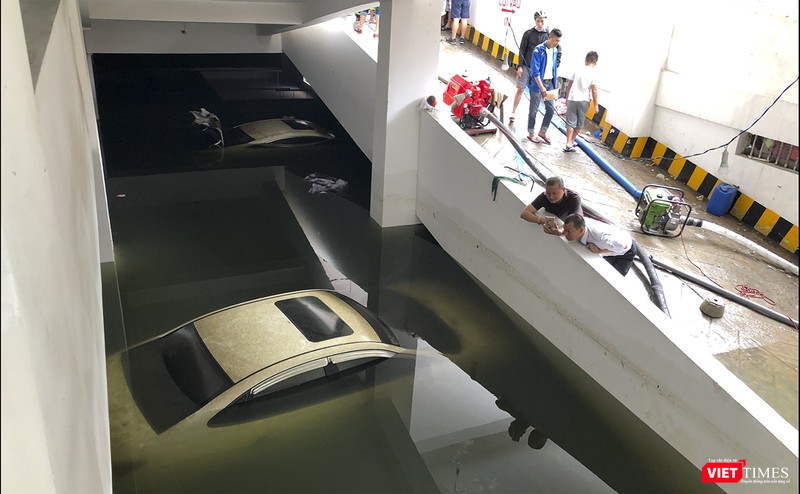 Hiện trường xe ô tô bị nhấn chìm tại tầng hầm Chung cư Hoàng Anh Gia Lai trên đường Hàm Nghi, TP Đà Nẵng.