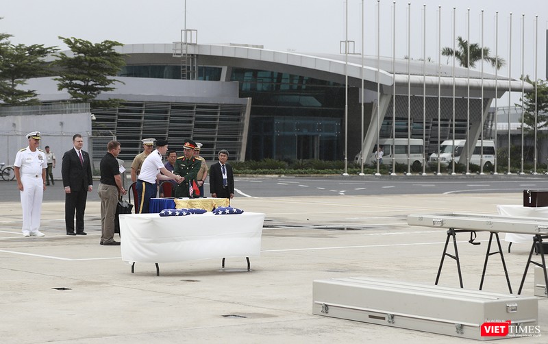 Đại diện phía Việt Nam và Hoa Kỳ tại buổi Lễ trao trả hài cốt quân nhân Mỹ