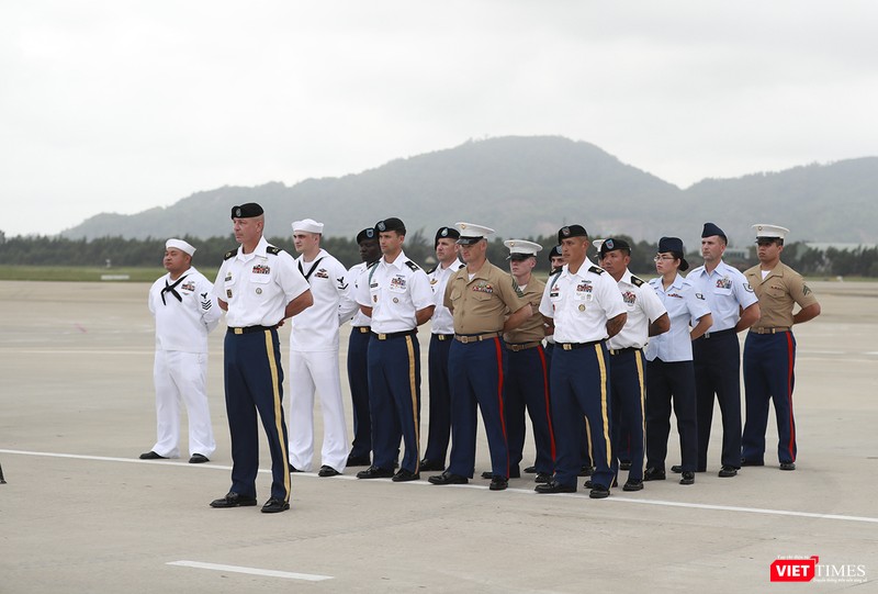 Đội quân danh dự thuộc các lực lượng quân đội Hoa Kỳ chuẩn bị cho lễ tiếp nhận hài cốt