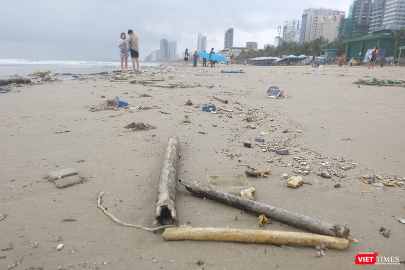 Biển Đà Nẵng đầy rác sau đợt mưa lớn kéo dài