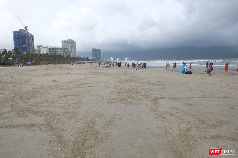 Bãi biển du lịch Đà Nẵng được dọn dẹp sạch sẽ
