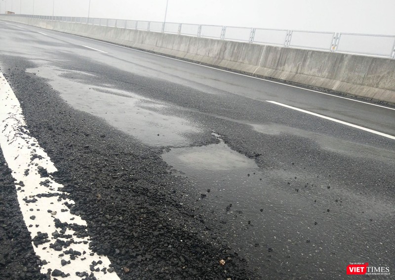Mặt đường tuyến cao tốc Đà Nẵng-Quảng Ngãi đầy đá dăm bung ra từ hỗn hợp bê tông nhựa mặt đường.