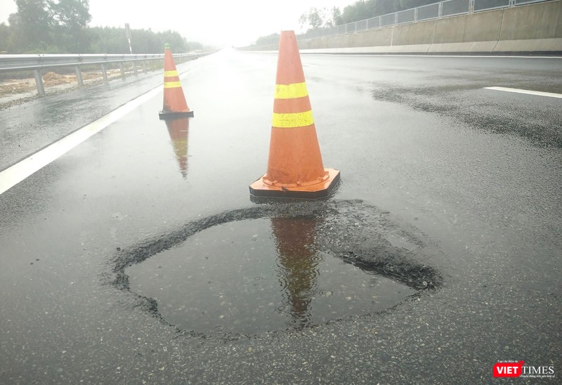 Một "ổ gà" kích thước lớn hơn 2 gang tay trên cao tốc.