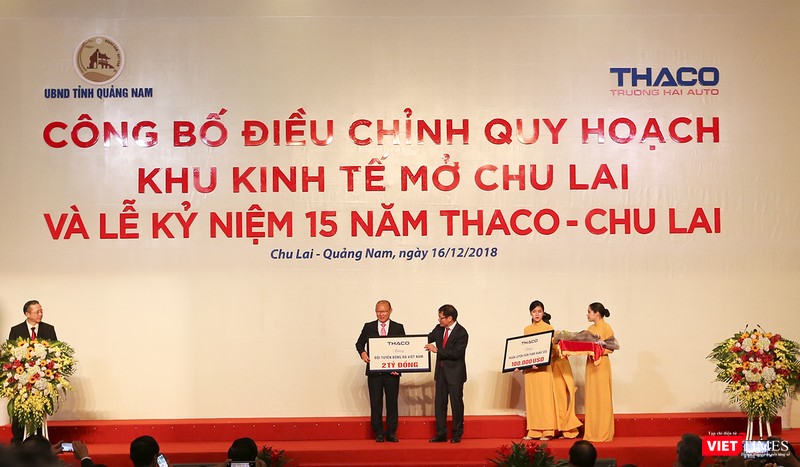 Đại diện Thaco trao quà thưởng dành cho Đội tuyẻn U23 Việt Nam và cá nhân ông Pak Hang Seo Đại diện Thaco trao quà thưởng dành cho Đội tuyẻn U23 Việt Nam và cá nhân ông Pak Hang Seo