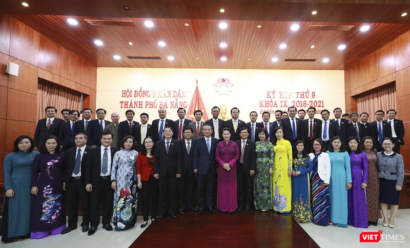 Chủ tịch Quốc hội Nguyễn Thị Kim Ngân chụp ảnh lưu niệm với các đại biểu HĐND TP Đà Nẵng Chủ tịch Quốc hội Nguyễn Thị Kim Ngân chụp ảnh lưu niệm với các đại biểu HĐND TP Đà Nẵng