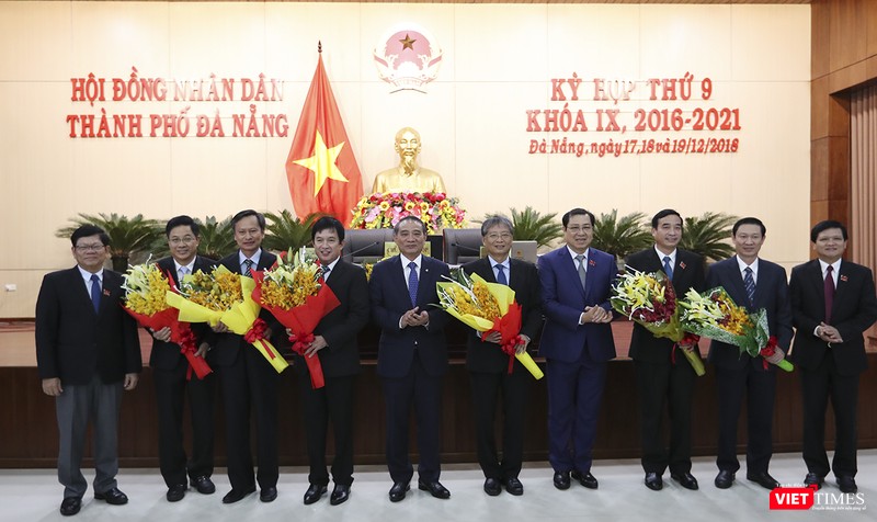 Lãnh đạo Thành ủy, HĐND, UBND tặng hoa chúc mừng các cá nhân tại kỳ họp