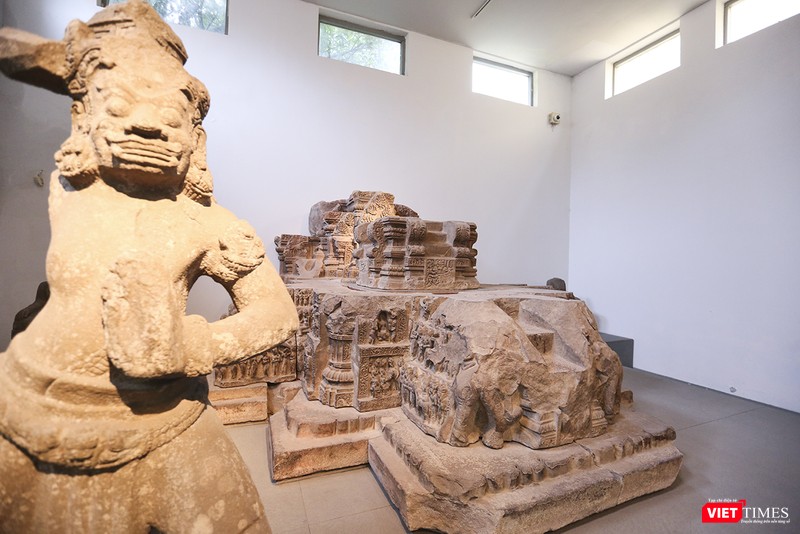 Tượng Hộ Pháp canh giữ